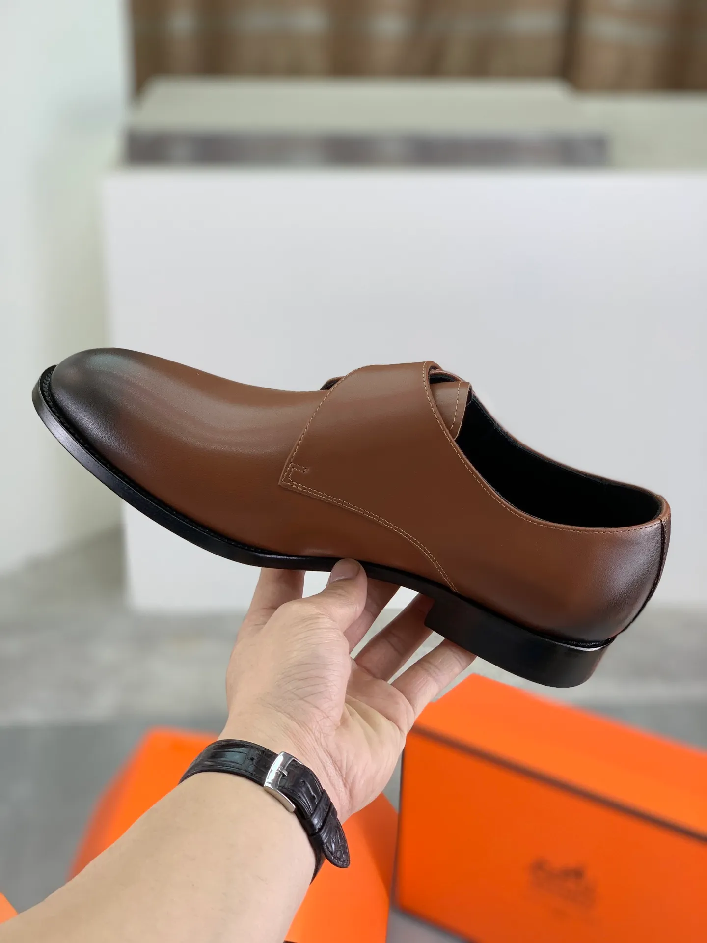 Factory price P940 💰💎💎💎 Original genuine leather outsole Brand: Hermès Grade: Same as the official website Original quality materials: Original soft calfskin Water-dyed cowhide lining Original Italian genuine leather outsole Style categories: Men's fashion Formal casual leather shoes Slip-on men's shoes series Young fashion European and American trends British style Code number: 39-45 (38.46 can be customized)